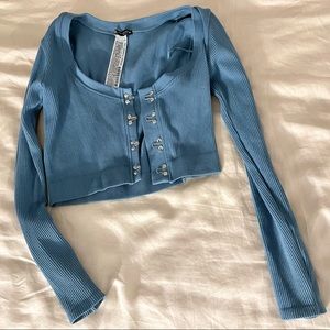 ZARA Scoop Neck Hook BUTTON Crop TOP - long sleeves - in baby blue